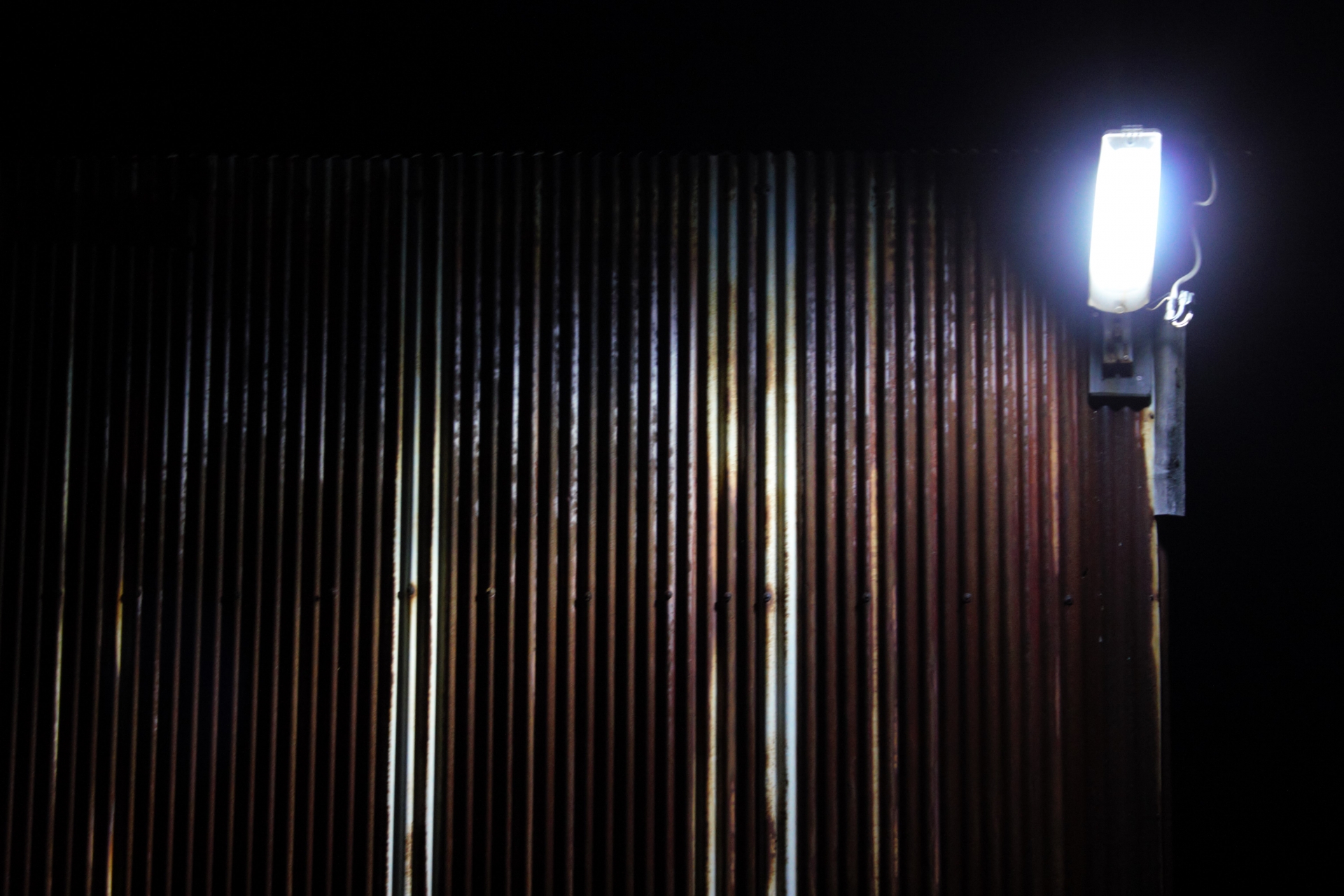 危険物倉庫の静電気対策とは？火災・爆発リスクを防ぐポイントを解説