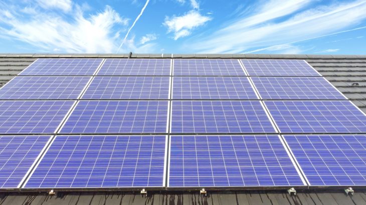 危険物保管庫への太陽光パネル設置は可能？法令や安全対策のポイントを解説