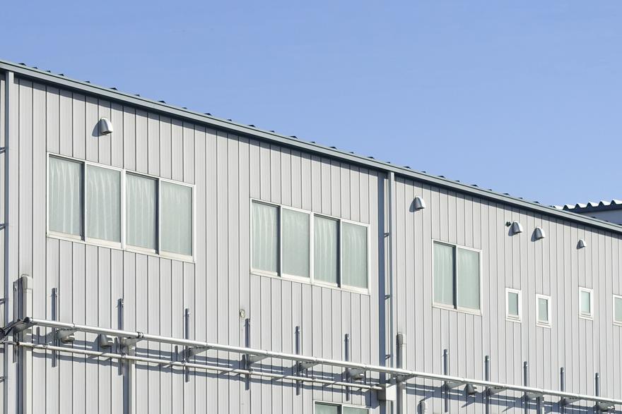 ユニットハウスとプレハブの違いを徹底比較！工期・費用・用途別の選び方を解説