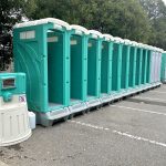仮設トイレの容量は？人数・期間から最適な台数を計算する方法