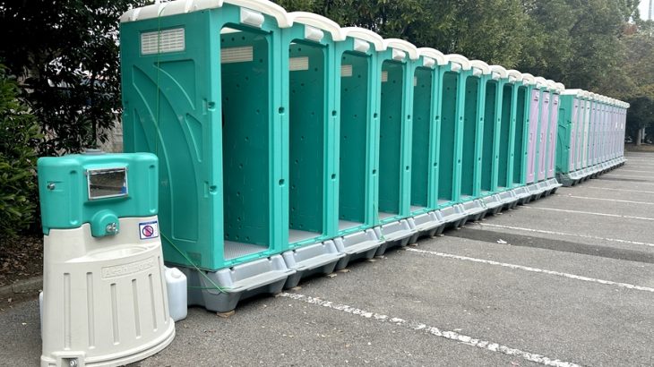 仮設トイレの容量は？人数・期間から最適な台数を計算する方法